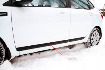 Молдинг двери RA (вариант 1, передний левый) KIA Rio  3 QB (2011-2017) дорестайлинг седан, хэтчбек 5 дв. дорестайлинг, рестайлинг седан, хэтчбек 5 дв. рестайлинг (Поверхность шагрень)