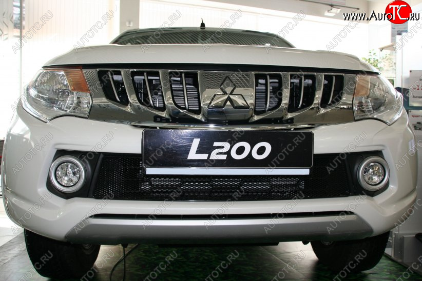 1 689 р. Сетка в бампер внешняя Arbori  Mitsubishi L200  5 KK,KL (2015-2019) дорестайлинг (Черная 15 мм)  с доставкой в г. Чебоксары