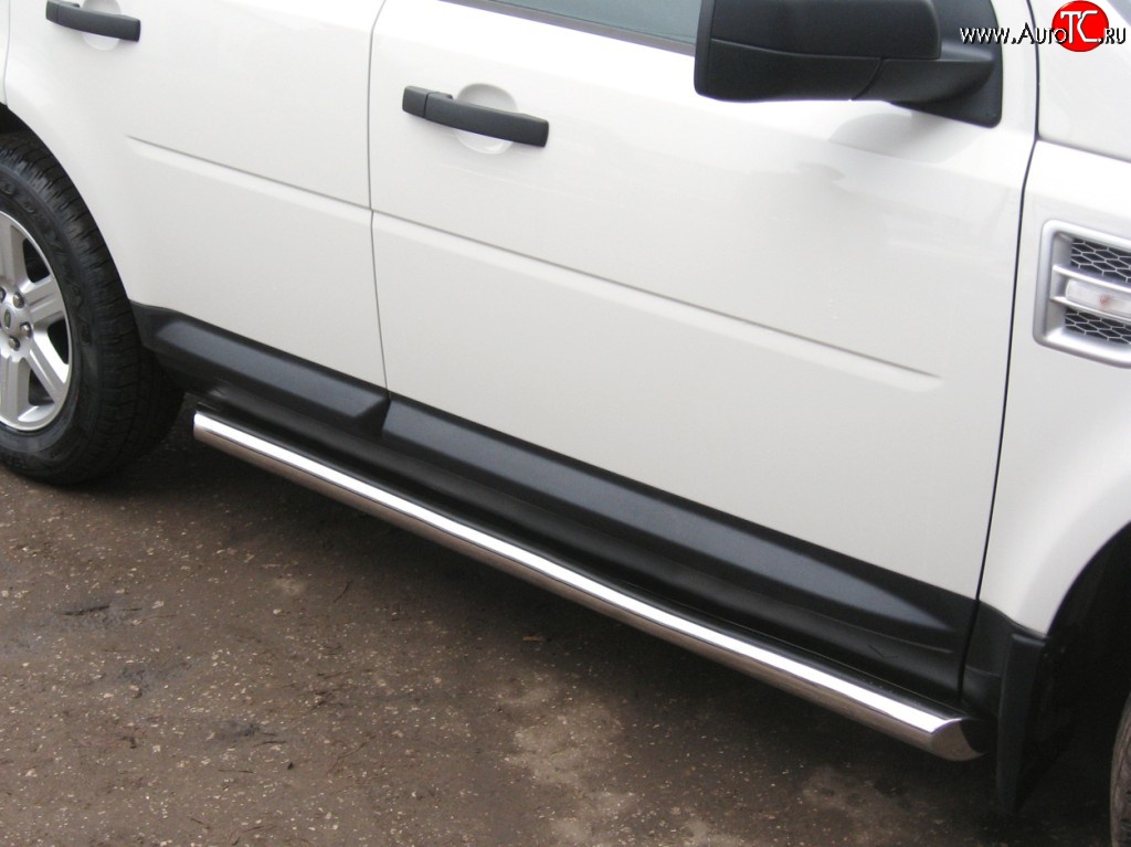 12 299 р. Защита порогов Russtal из круглой трубы диаметром 63 мм Land Rover Freelander L359 дорестайлинг (2006-2010) (Защита порогов со скосами на торцах (вариант 1))  с доставкой в г. Чебоксары