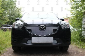 3 999 р. Защитная сетка в бампер (верх, с парктроником, ячейка 3х7 мм) Alfeco Стандарт Mazda CX-5 KE рестайлинг (2015-2017) (Чёрная)  с доставкой в г. Чебоксары. Увеличить фотографию 3