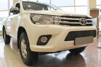 4 299 р. Защитная сетка в бампер (низ, ячейка 4х10 мм) Стрелка11 Премиум Toyota Hilux AN120 дорестайлинг (2016-2020) (Чёрная)  с доставкой в г. Чебоксары. Увеличить фотографию 3