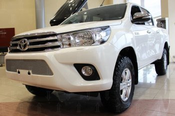 4 549 р. Защитная сетка в бампер (низ, ячейка 4х10 мм) Стрелка11 Премиум Toyota Hilux AN120 дорестайлинг (2016-2020) (Хром)  с доставкой в г. Чебоксары. Увеличить фотографию 3