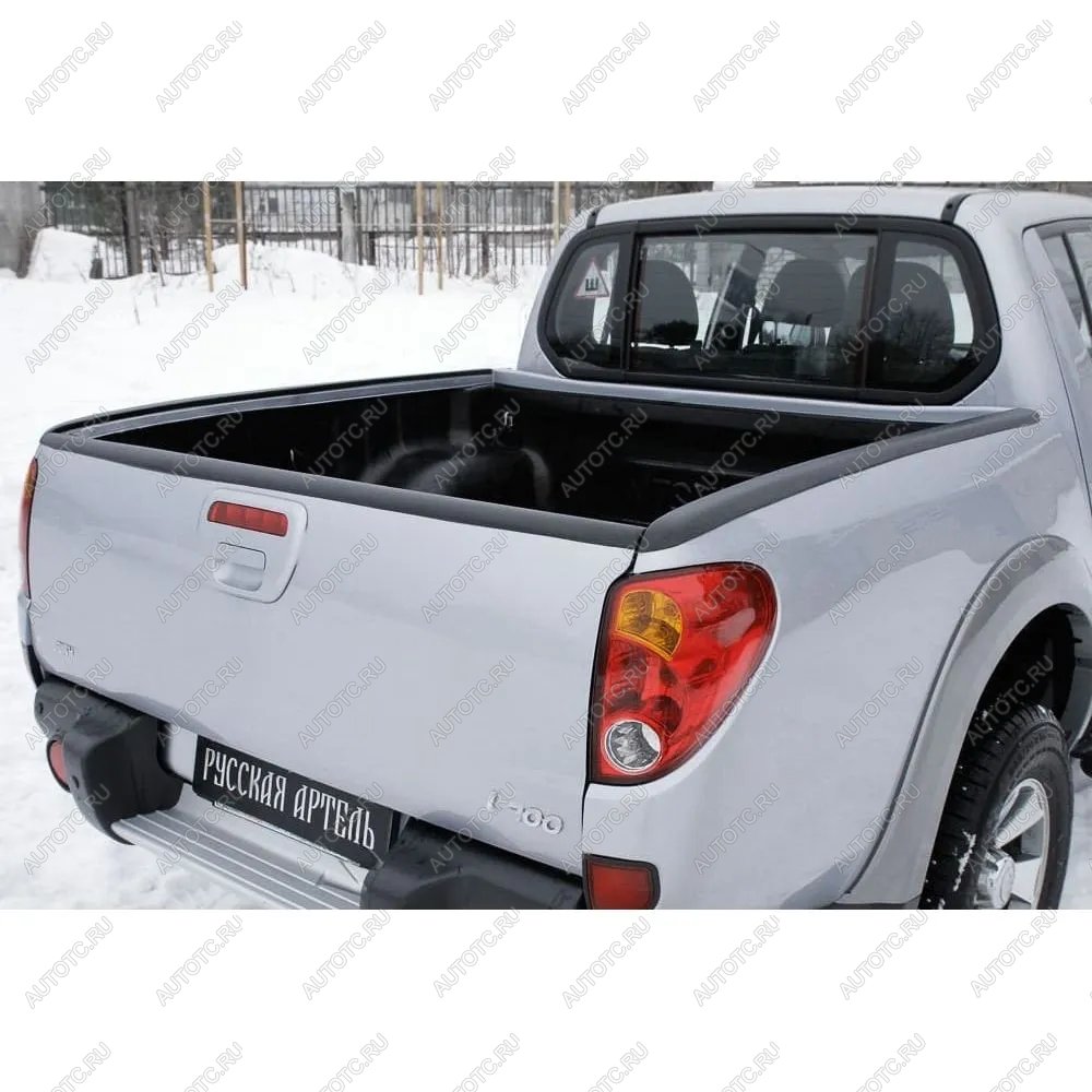 1 319 р. Накладка на задний откидной борт Русская Артель  Mitsubishi L200  4 (2006-2014)  дорестайлинг (без скотча)  с доставкой в г. Чебоксары