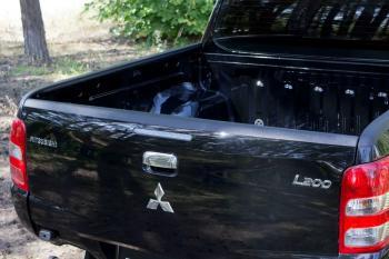 Накладка на задний откидной борт Русская Артель Mitsubishi L200  5 KK,KL (2015-2019) дорестайлинг (со скотчем 3М)