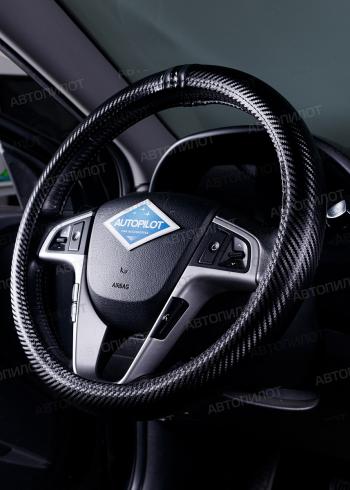 529 р. Оплётка на руль (37-39см BLW-010 кож/зам+карбон ) Автопилот Aston Martin DB7 купе рестайлинг (1999-2003) (черный)  с доставкой в г. Чебоксары. Увеличить фотографию 2