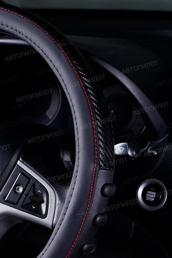 529 р.  Оплётка на руль (37-39см BLW-011 кож/зам+карбон ) Автопилот Aston Martin DB7 купе рестайлинг (1999-2003) (черный/строчка красная)  с доставкой в г. Чебоксары. Увеличить фотографию 2