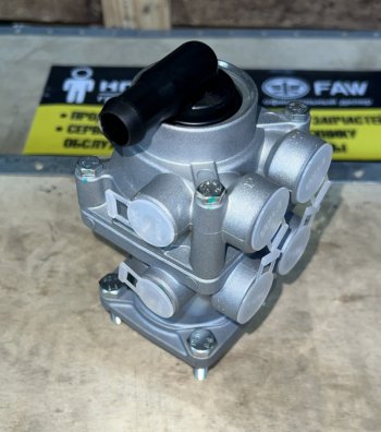 2 619 р. Кран тормозной главный HOWO WG9719360005 VALMO VALMO wg9719360005  с доставкой в г. Чебоксары. Увеличить фотографию 2