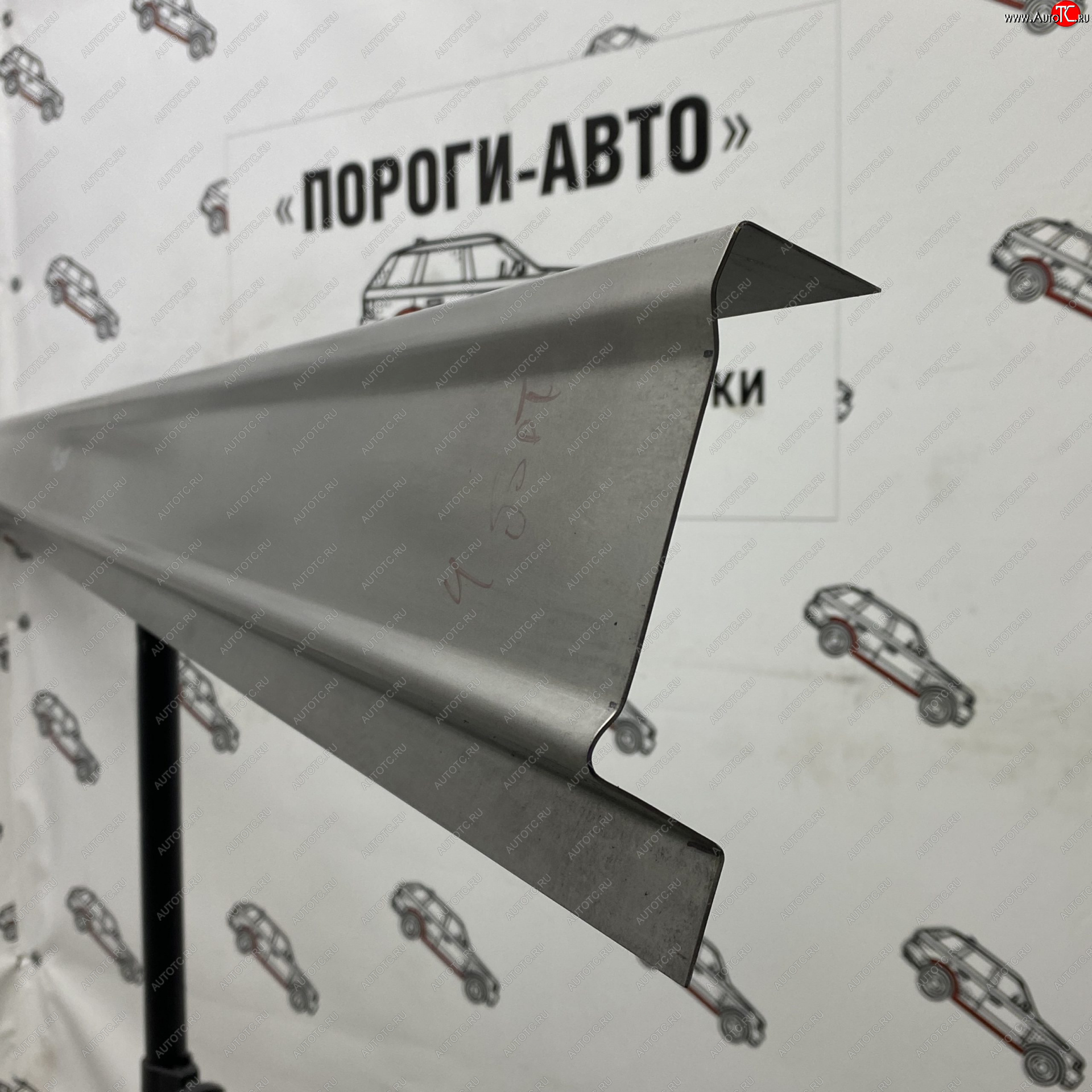 1 989 р. Левый ремонтный порог Пороги-Авто  Toyota Land Cruiser  200 (2007-2021) дорестайлинг, 1-ый рестайлинг, 2-ой рестайлинг (Холоднокатанная сталь 1 мм)  с доставкой в г. Чебоксары