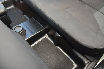 1 799 р. Накладки на ковролин заднего ряда Petroil Tuning Renault Duster HS рестайлинг (2015-2021)  с доставкой в г. Чебоксары. Увеличить фотографию 3