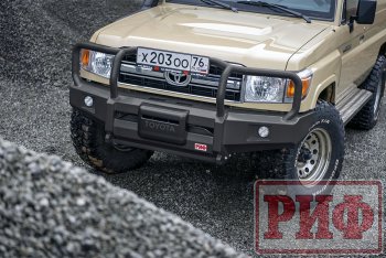 67 989 р. Бампер передний силовой РИФ  Toyota Land Cruiser ( 78,  70) (1990-2004) 5 дв. 2-ой рестайлинг (С дополнительными фарами и защитной дугой, под штатную лебедку)  с доставкой в г. Чебоксары. Увеличить фотографию 2