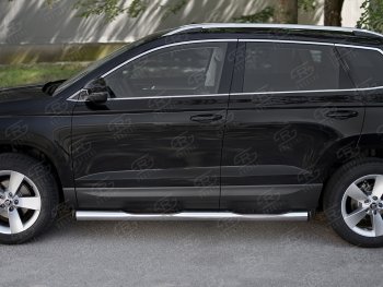 Защита порогов на SLITKOFF труба d76 с накладкой Skoda Karoq  NU7 (2017-2025) дорестайлинг, рестайлинг (защита порогов с заглушками на торцах)
