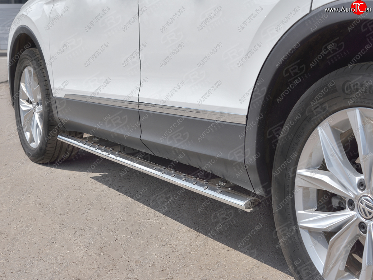 16 649 р. Защита порогов (Ø75х42 мм с проступью, NOT R-LINE) Russtal Volkswagen Tiguan Mk2 рестайлинг (2020-2022) (полированная нержавейка)  с доставкой в г. Чебоксары