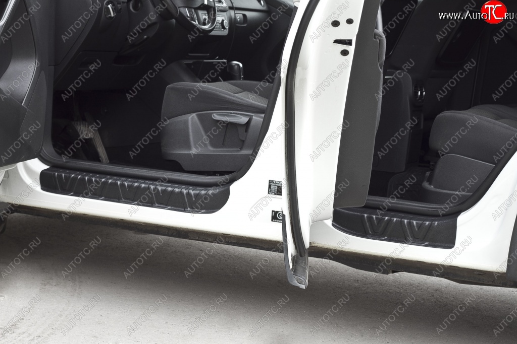 2 669 р. Накладки порожков салона RA  Volkswagen Tiguan  NF (2011-2017) рестайлинг (Комплект (передние+задние))  с доставкой в г. Чебоксары