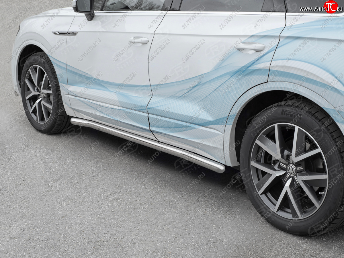 19 299 р. Защита порогов (Ø63 мм) SLITKOFF  Volkswagen Touareg  CR (2018-2025) (торцы круглые 90°, полированная нержавейка)  с доставкой в г. Чебоксары