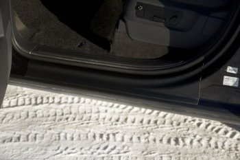 1 779 р. Накладки на внутренние пороги передних дверей RA  Volkswagen Touareg  1 GP (2006-2010) рестайлинг  с доставкой в г. Чебоксары. Увеличить фотографию 2